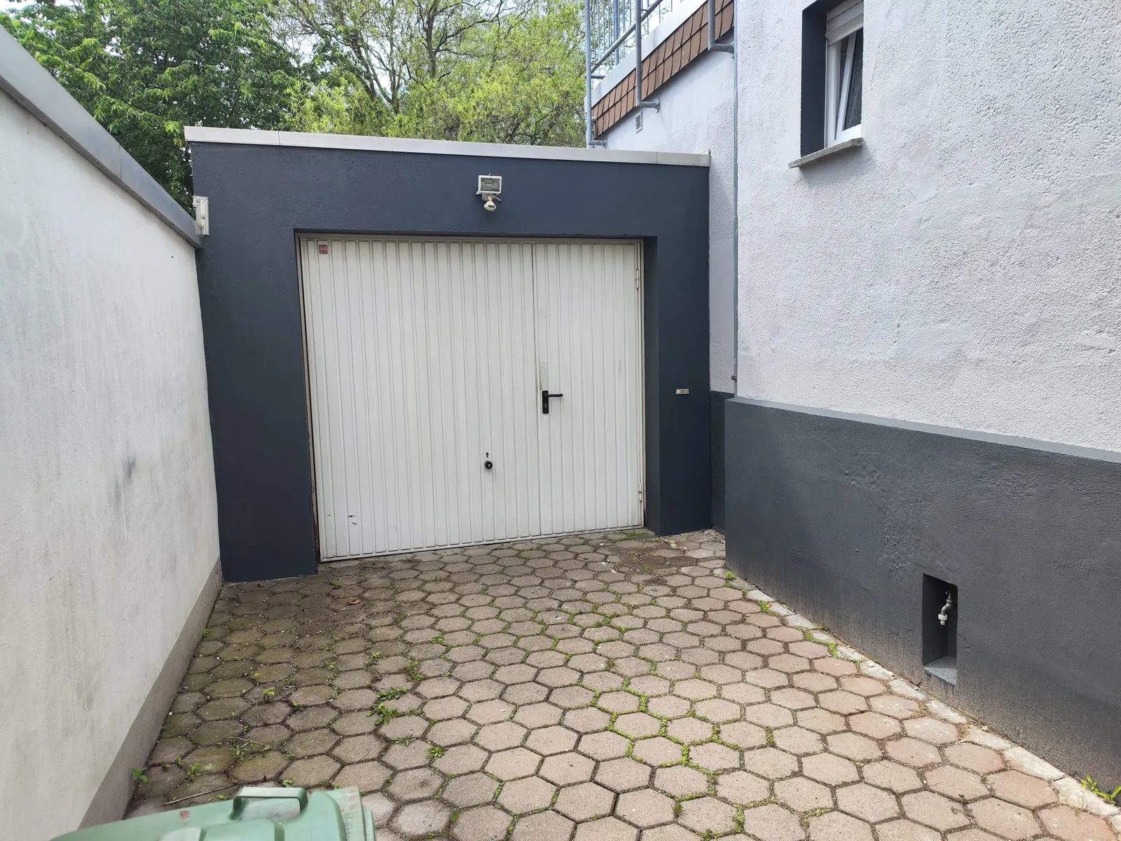 Garage und Fassade nach den Malerarbeiten, frisch gestrichene Flächen