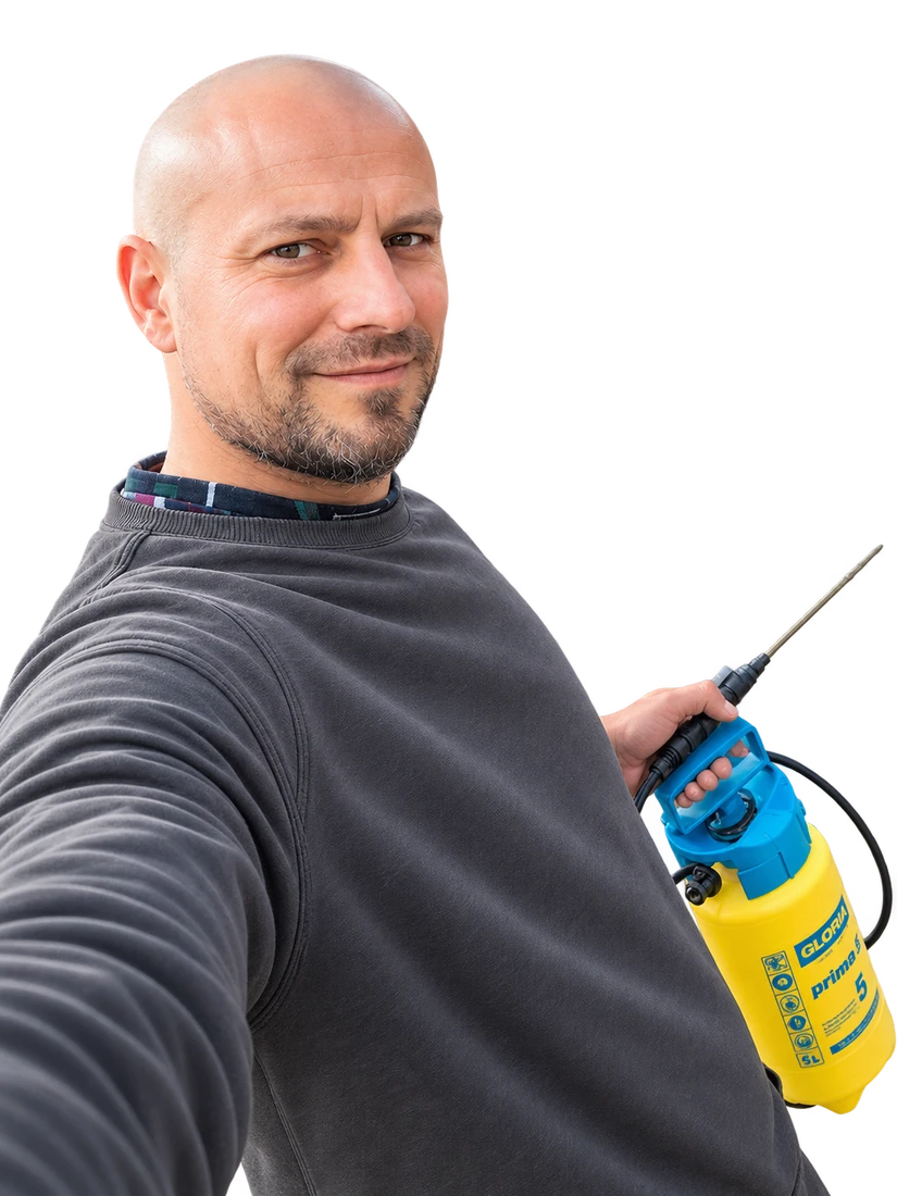 Sascha Mundt mit Drucksprüher auf dem Dach